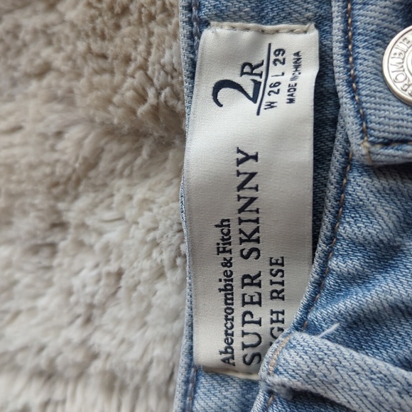 Abercrombie & Fitch Lighter Wash Distressed High Rise Super Skinny Size 2 - Picture 3 of 6